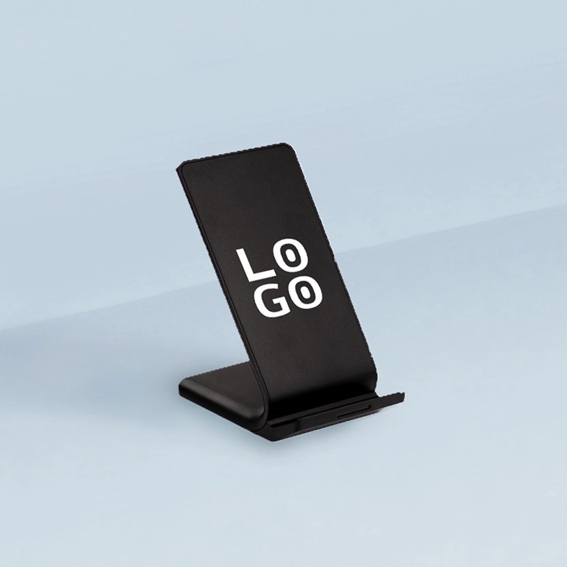 מעמד עם מטען לטלפון